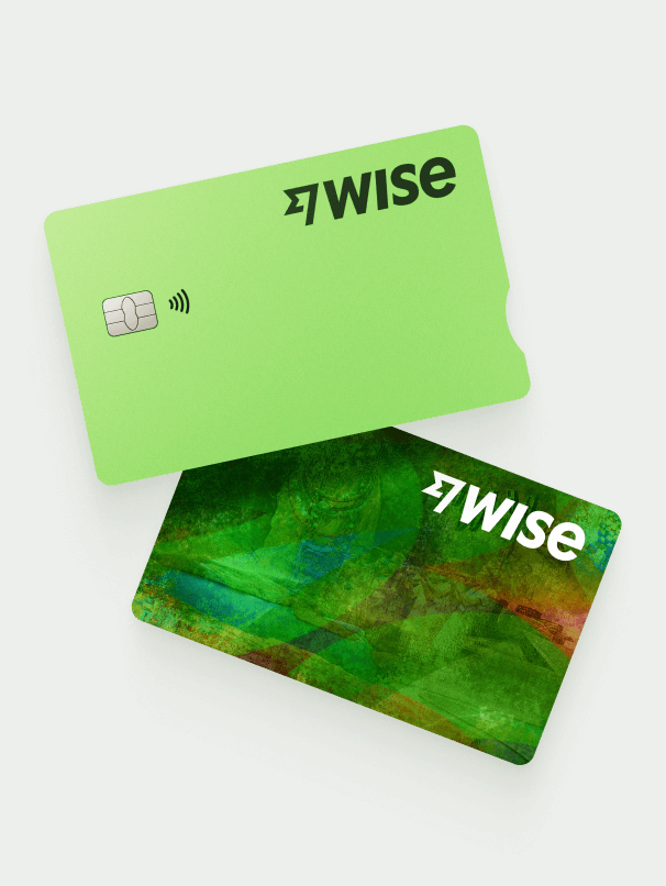 Zwei Wise-Debitkarten auf grünem Hintergrund.